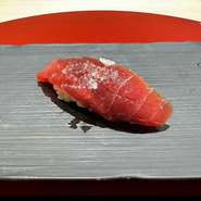 リニューアル後、六本木の接待スポットとしても人気上昇中。寿司、おばんざい、和食のすべてを楽しめる『おまかせ寿司会席コース』があり、一つのコースで日本食を満喫できるのも魅力。英語と中国語での対応もOK！