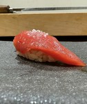 先付け、季節のおばんざい、おまかせ握り、茶碗蒸し、味噌汁。写真はイメージ。