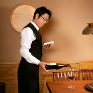 お見送りの瞬間まで、お客様には笑顔であっていただきたいと庄司氏。一つ一つの食・サービスはもちろん、お店で過ごす時間すべてに満足いただけるような、接客を目指しています。