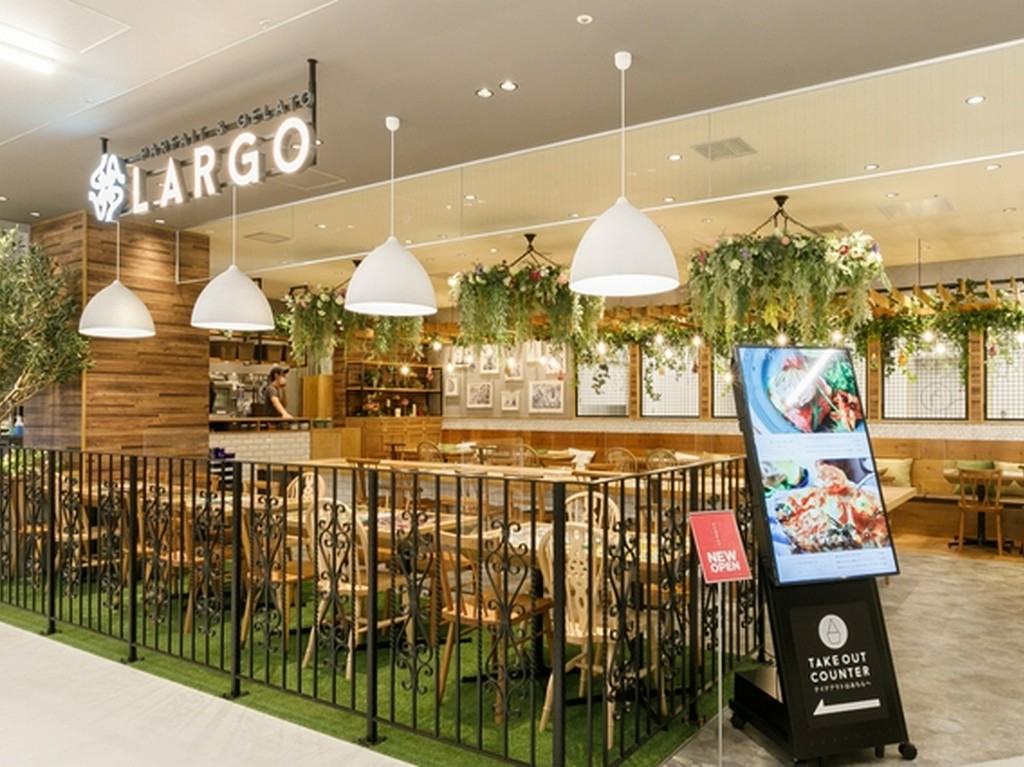 外からも中の雰囲気が伺えるので入店しやすくなっております。