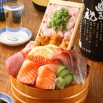 市場直送の新鮮な魚を毎日日替わりでご準備♪♪圧倒的迫力のお造り盛り合わせをご堪能下さい。日本酒との相性はもちろん抜群です！