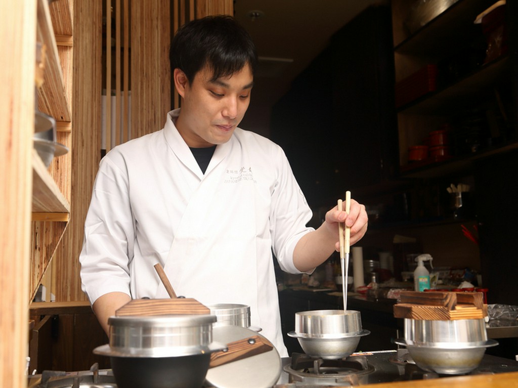 料理人の技を間近で。気さくな距離感もお店の見どころ