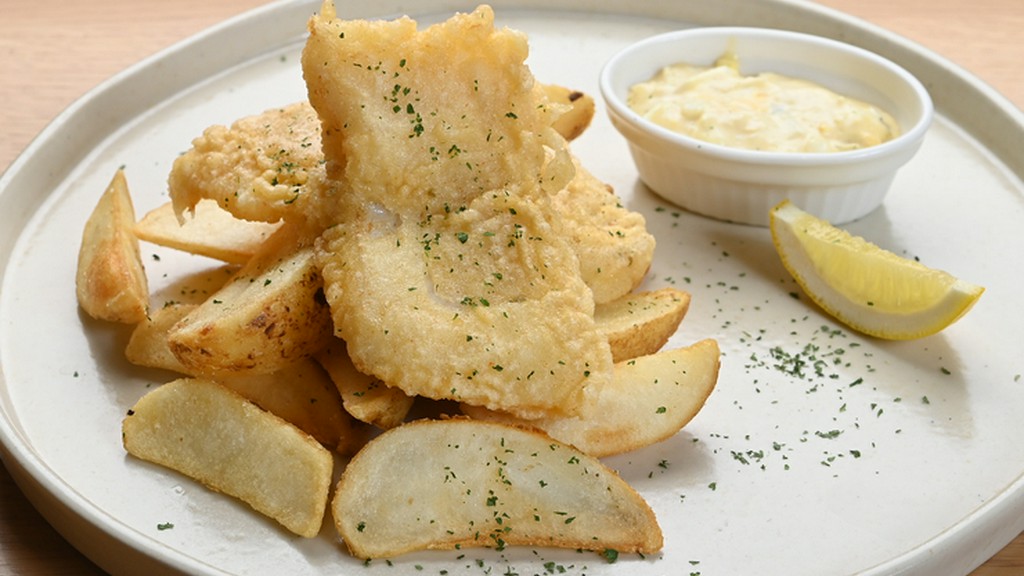 肉厚な白身魚が楽しめる『フィッシュアンドチップス』