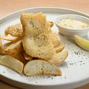 オーストラリア定番の料理。柔らかく、肉厚な白身魚が使用されており、その食感はホクホクとしています。特に、ビールや白ワインとのペアリングがオススメです。