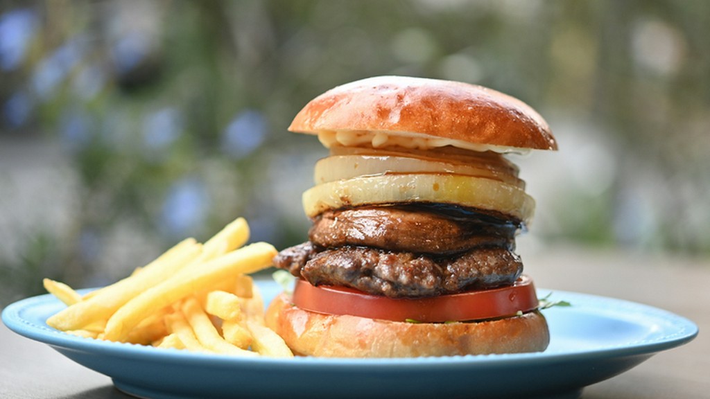 京野菜と近江牛が絶妙に調和した『六角バーガー』