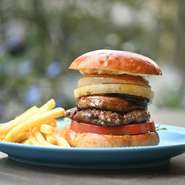 近江牛100％のパテと6種の京野菜を使用したオリジナルバーガー。野菜と近江牛の旨みが絶妙に調和し、食欲をそそります。口に入れた瞬間、贅沢な味わいが広がるのもたまりません。