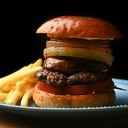 京都の六角通りという場所柄に因んで、6種類の野菜をふんだんに使ったバーガー。パテには近江牛100％を使用し、野菜の新鮮な味わいと肉の旨みが絶妙に調和しています。オープン当初から大好評で地元でも評判の一品。