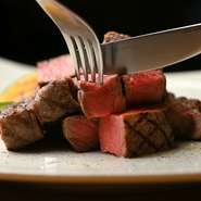 200日以上も穀物を与えて飼育された、オーストラリアで最上級の肉「ロンググレイン」を使用。その肉は、ほどよい脂身と柔らかい肉質が特徴であり、絶妙なバランスを持っています。