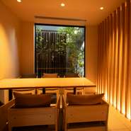 カフェを主体としており、くつろげる雰囲気を重視。堅苦しくなく、カジュアルでアットホームなムードが漂い、訪れる人々に心地よい時間を提供しています。また、ゲストの声を大切にし、ニーズには柔軟に対応。