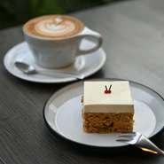 前菜からデザートまで、すべてが自家製。モーニング、ランチ、カフェ、ディナーと幅広いシーンで利用できるのが魅力です。バリスタが在籍しているため、22時までおいしいコーヒーを味わえます。