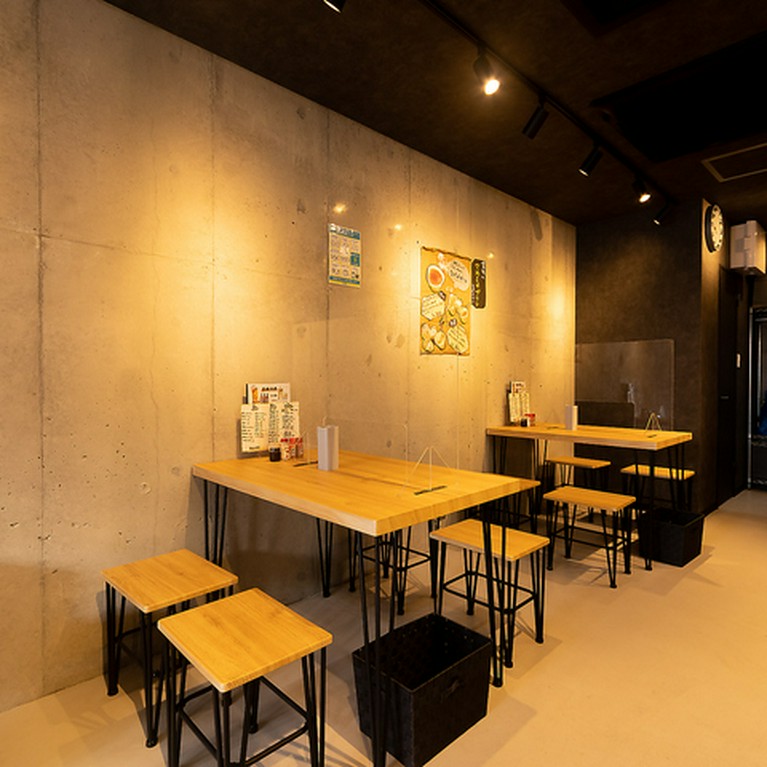 おしゃれな店内で味わう焼鳥とともに、大切な2人の時間を