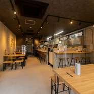 カウンター席を備えており、一人でも気軽に食事を満喫することができます。店主おすすめの焼酎やウイスキーを味わえる点も魅力。自分へのご褒美に、丁寧に焼き上げたこだわりの焼鳥とお酒はいかがでしょうか。
