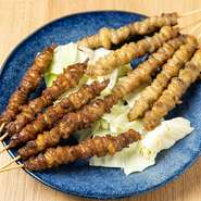 国産鶏を使用して香ばしく焼き上げた鶏皮。下焼きを4度繰り返して手間暇をかけた分、余計な油の雑味のない仕上がりで、鶏本来の旨みを存分に味わうことができます。タレと塩、2種類の味わいでどうぞ。
