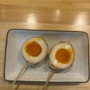 地元福岡の卵を使用し毎日手づくりする『煮卵巻き』は、世代や性別を問わず楽しめる味。漬け込み時間に徹底的にこだわっているため、舌触りのたまらない黄身のとろみを感じることができます。