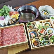 【厳選和牛】しゃぶしゃぶ すき焼お刺身BOX（9種）
デザート付

厳選和牛を使用したしゃぶしゃぶ・すき焼を、一つの鍋でお楽しみいただけるコースメニュー。
旬の食材を利用したお刺身や天ぷらなど9種類の一品料理を美しく並べた箱膳BOXや〆のうどんなどボリューム満点。
【With Mom】
お母様と一緒にご来店の際は、事前予約でデザートに
サプライズメッセージをご用意します。

8,000円