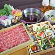 あったかグルメや見た目も可愛いスイーツが揃っています。

【あったかグルメ(1/20～2/29)】
「【厳選和牛】しゃぶしゃぶすき焼き お刺身ＢＯＸ」
厳選和牛のしゃぶしゃぶとすき焼きを１つの鍋で味わえます。旬のお刺身や天ぷらなど９種類の一品料理を並べた箱膳ＢＯＸや〆のうどんが付いたコースメニュー。目と舌で美味しいを感じる当店の看板メニューです。

7,000円～