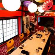 2階には、広さの異なる掘りごたつ式完全個室「梅」「雅」の2室を設けています。忘新年会や歓送迎会、仕事の打ち上げなどさまざまなシーンに大活躍。
※画像は6名～16名まで推奨の「雅」（条件が合えば20名まで可）