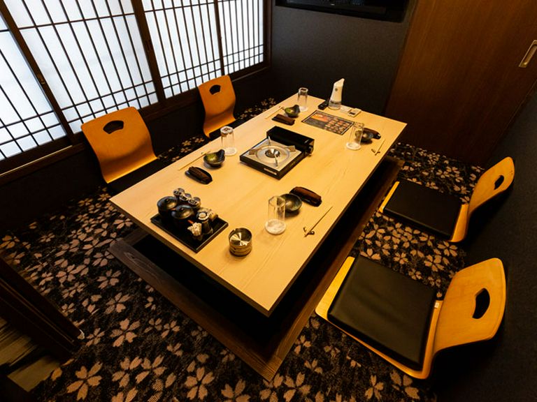 2階の落ち着きある掘りごたつ式個室で会話と食事を楽しむ