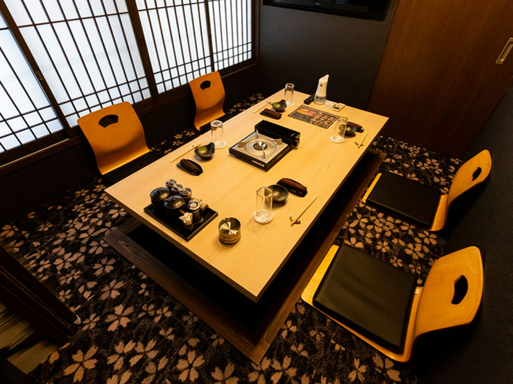 2階の落ち着きある掘りごたつ式個室で会話と食事を楽しむ