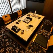 料理を取り分ける鍋料理は、相手との距離を近づけたいときにオススメ。鍋を真ん中に据えれば、会話も滞りなく進みそうです。
※画像は、2階の完全個室・4名～6名まで推奨の「梅」（条件が合えば8名まで可）