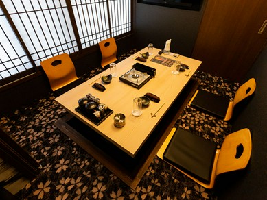 2階の落ち着きある掘りごたつ式個室で会話と食事を楽しむ