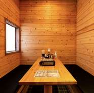 ざっくばらんな飲み会や、気軽な食事で利用したいときに最適。1階に2部屋設けられ、半個室はコの字型で壁があり出入り口だけが暖簾のため、人の声や視線が気になりません。
※画像は、1階出入り口に近い側の半個室。