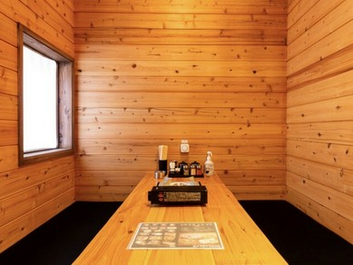 1階には、3方向を壁に囲まれた半個室を2室完備