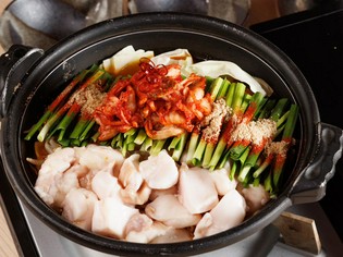 新鮮なタンやモツ、国産野菜を使い、素材の味を楽しむ料理を提供