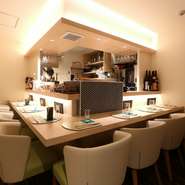 店内は8～9席のカウンター席のみ、ホワイトを基調に洗練された印象に纏められています。女将との会話や何気ないやりとりを楽しみながら、のんびりと一杯いただけるくつろぎの空間です。