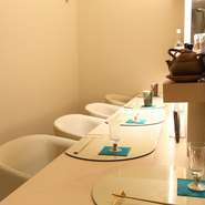 店内はカウンター席のみのため、少人数での利用に最適。大人のデートにも気兼ねなく利用できそうです。カウンターで二人のんびりと、今宵の逸品を味わってみませんか。