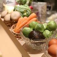 野菜は丹波の農家より直送。旬の野菜をテーマにした本日の一品も楽しめます。鮮魚も仲買を通し、良質なものを用意。日によってメニューの内容も異なるため、何度足を運んでも楽しいお店です。