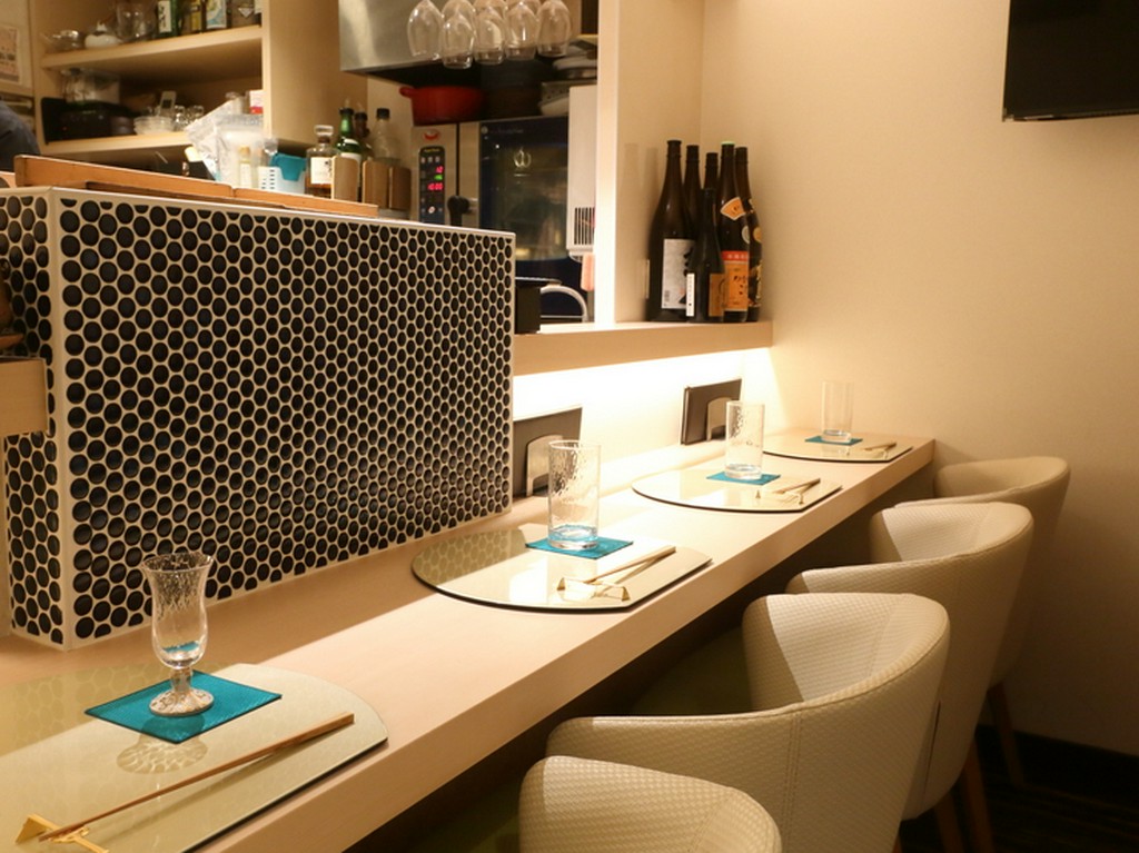 厳選された焼酎・日本酒に“赤星”も用意。接待での利用も最適