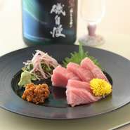 熟成された旨みを楽しめる長崎産本マグロ。信頼できる仲買業者を通して、確かな品質の鮮魚を仕入れています。