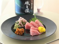 熟成された旨みを楽しめる長崎産本マグロ。信頼できる仲買業者を通して、確かな品質の鮮魚を仕入れています。