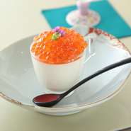 なめらかな自家製生地にたっぷりのいくらをのせた、贅沢なひと品です。