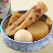 独自ブレンドのだしで煮込んだおでんは、だしソムリエでもある女将の自慢の逸品。素材それぞれが持つ旨みを、丁寧に引き出しています。