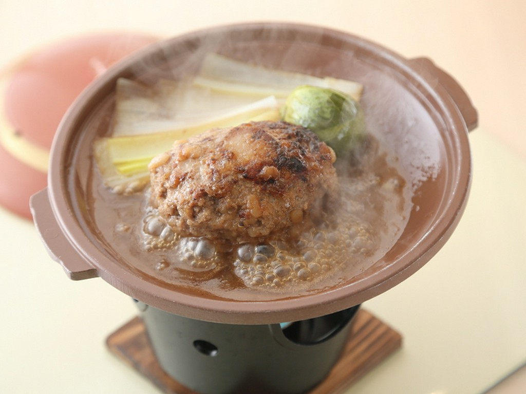 凝縮された旨み『自家製ハンバーグ　オニオンソース　季節の野菜添え』