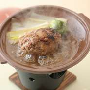 牛豚の合い挽き肉を使用。ふっくら蒸し焼きにしてから仕上げたハンバーグには、たっぷりの肉汁と旨みが凝縮されています。