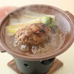 凝縮された旨み『自家製ハンバーグ　オニオンソース　季節の野菜添え』