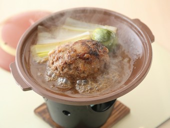凝縮された旨み『自家製ハンバーグ　オニオンソース　季節の野菜添え』