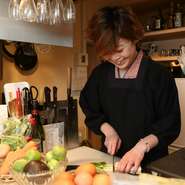 気兼ねなく会話を楽しめるアットホームさもお店の魅力。カウンターを通して繰り広げる女将との何気ないやりとりもまた、【小料理つむぎ】の醍醐味です。