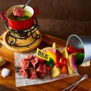 8種類のソースから選べる お肉と野菜のミックスフォンデュ