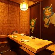 東京駅近辺でのご宴会や同窓会ならお任せください！メインフロアから階段を上がった所にあるロフト風の半個室は、お身内での賑やかなご宴会にぴったり。木の温もりに包まれた居心地のよい空間は海辺の一軒家のよう！