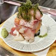 その日に仕入れた新鮮刺身がてんこ盛り！