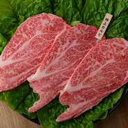 平成初期に開業し、以来多くの人々に親しまれてきた【焼肉　たっとん亭】。仕事仲間・カップル・友人・そして家族連れも歓迎。上質なお肉をくつろぎの空間で堪能できるお店は、世代を越えて愛され続けています。