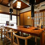 女子会をはじめ、気心知れた友人との食事会にもうってつけな場所。80～90年代JPOPをBGMに、リラックスして食事を楽しめるレトロな空間は、世代を問わず親しまれています。