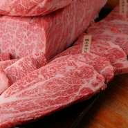 開業以来守り続けてきたお肉の品質。確かな品質のお肉と、どこか懐かしくも心落ち着ける空間は、接待にも最適。大切なお客様との距離をグッと縮めてくれます。