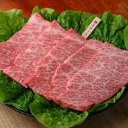 程よくサシの入ったロース。熱を入れることで、上質な脂の存在感が際立ちます。舌の上でもとろける味わいのお肉にぴったりな、ワインほかお酒も各種取り揃えています。