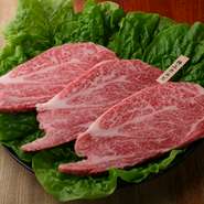 きめ細やかなサシが印象的な逸品。焼肉の王道的存在であるカルビ、その珠玉の一枚をぜひ賞味あれ。