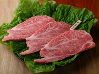 きめ細やかなサシが印象的な逸品。焼肉の王道的存在であるカルビ、その珠玉の一枚をぜひ賞味あれ。